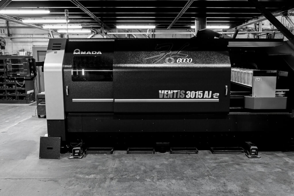 Laser à fibre VENTIS 3015 AJe AMADA pour découpe rapide et précise d’acier, aluminium et inox